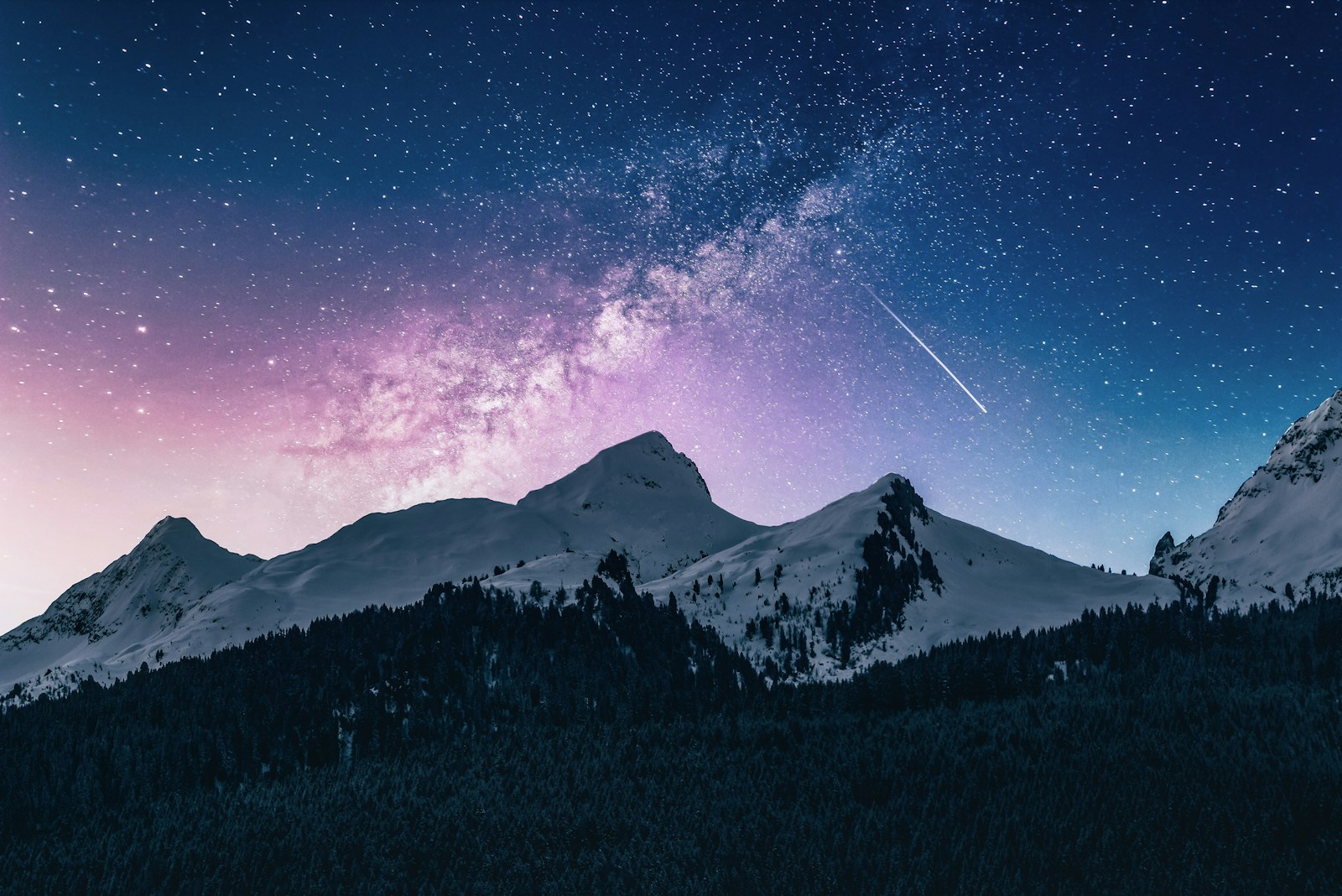 montagne et ciel étoilé