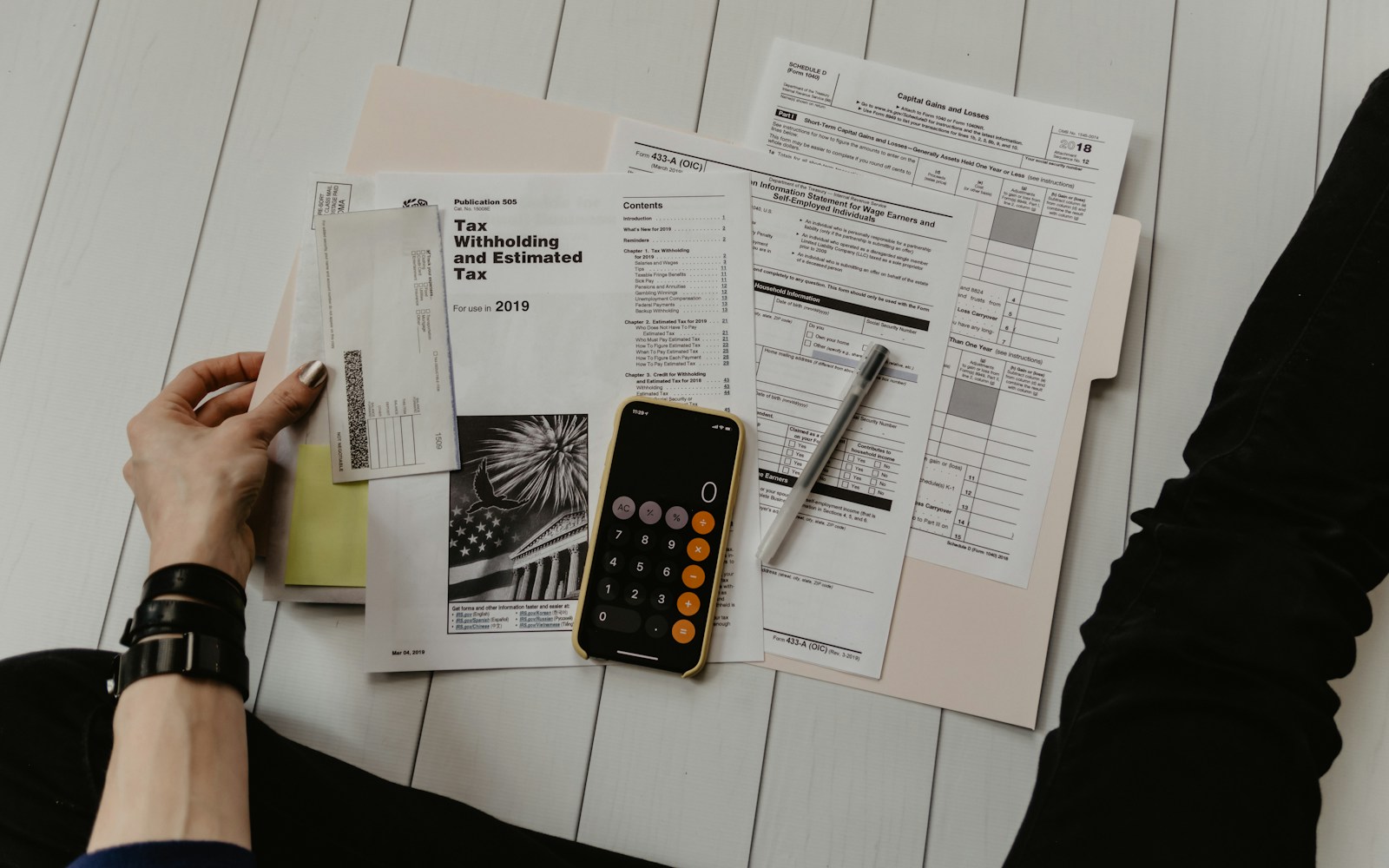 Documents et calculatrice sur une table, photographie d’illustration.