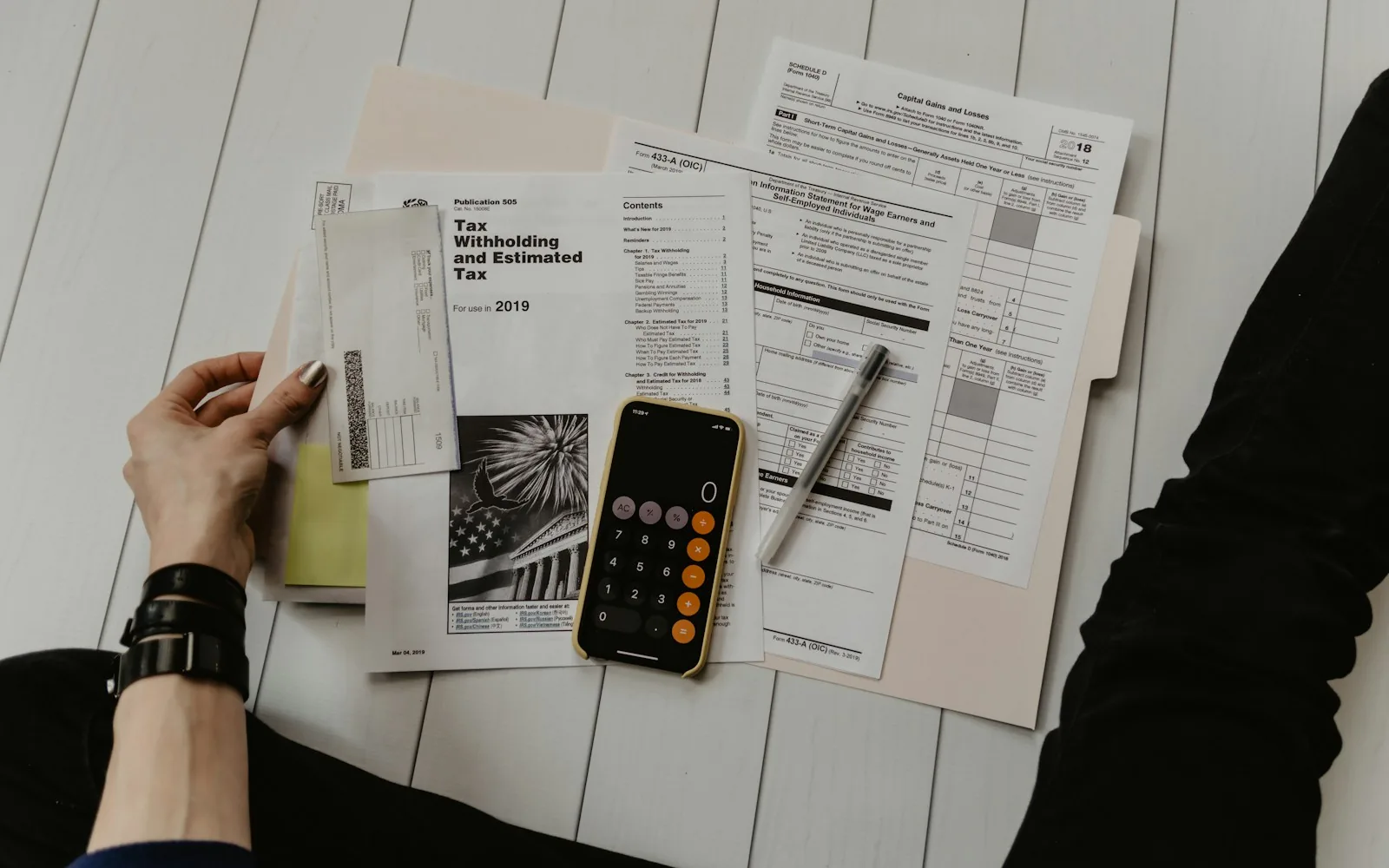 Documents et calculatrice sur une table, photographie d’illustration.