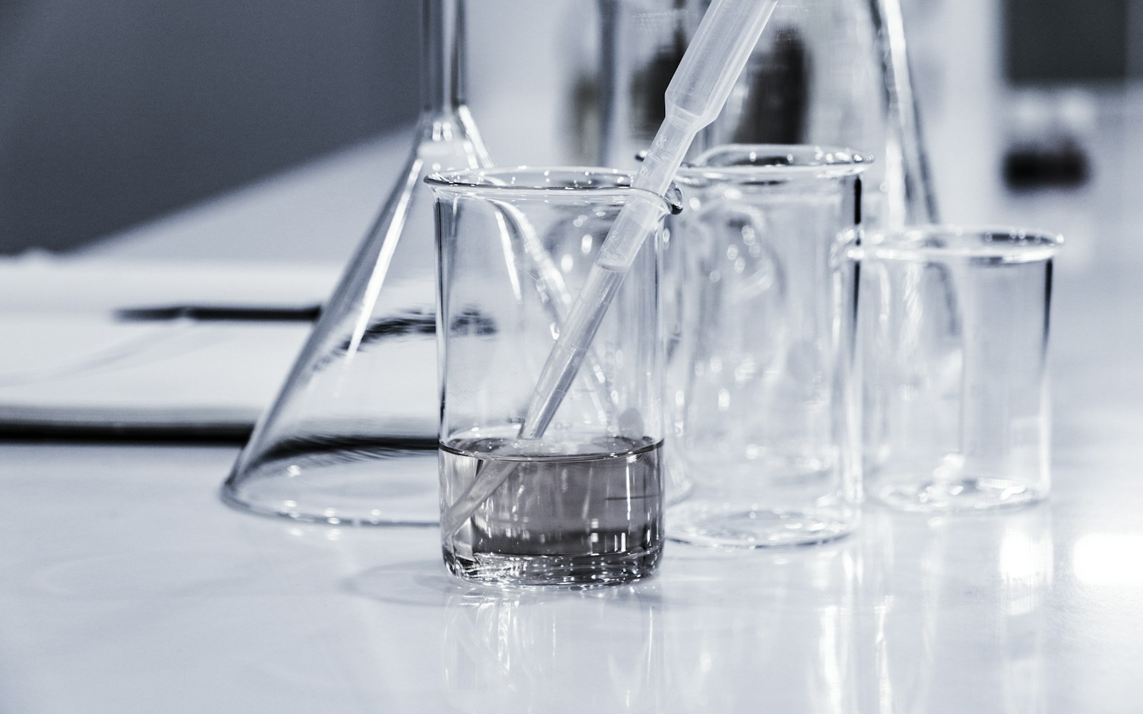 Verrerie sur une paillasse de laboratoire, photographie d’illustration.