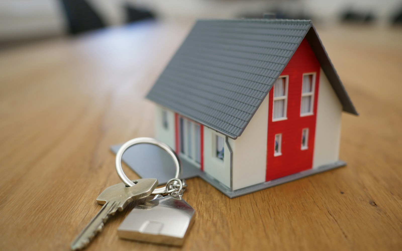 Maquette de maison et clés sur une table, photographie d’illustration.