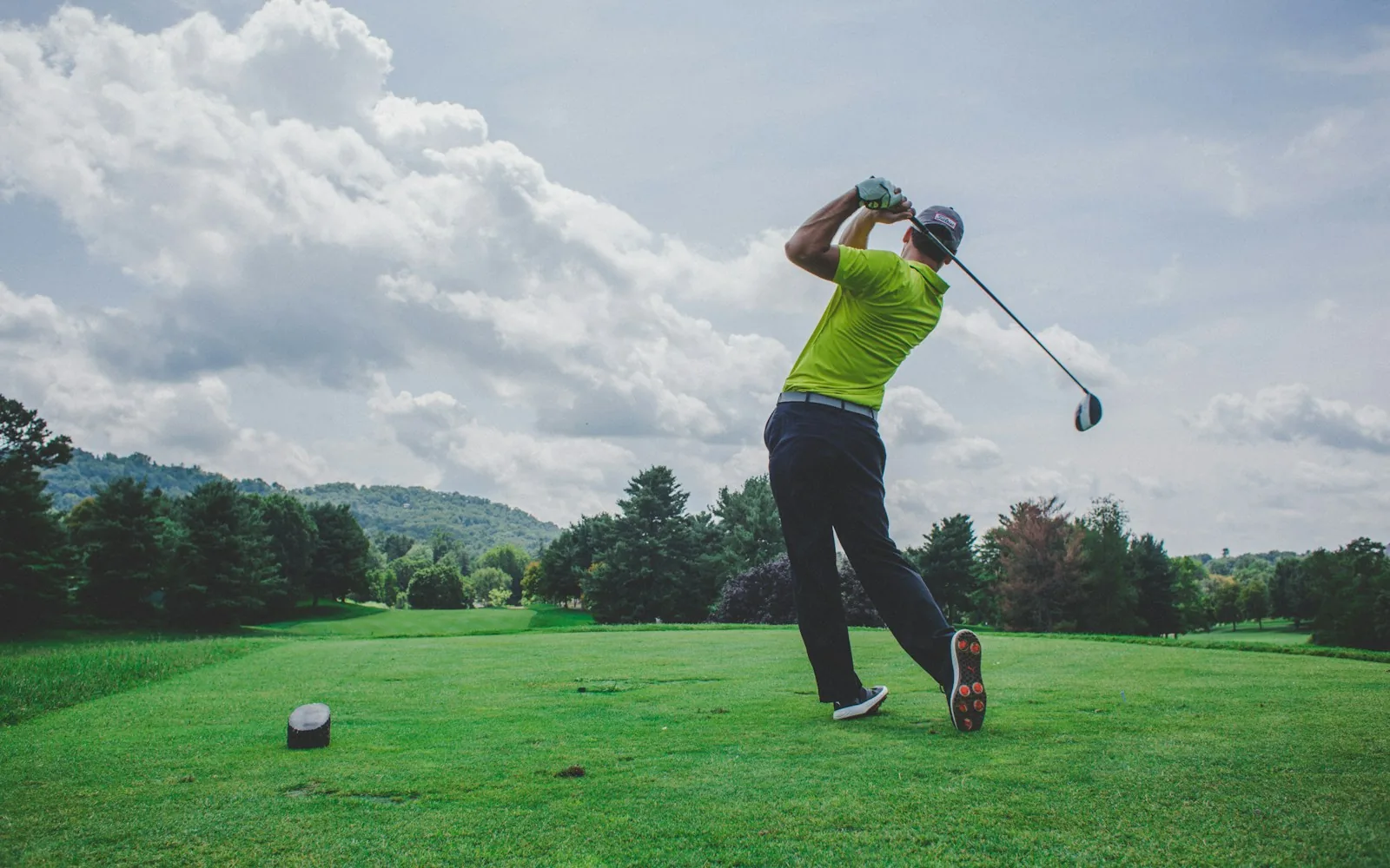 Golfeur effectuant un swing, photographie d’illustration sans lien avec le circuit LIV Golf.