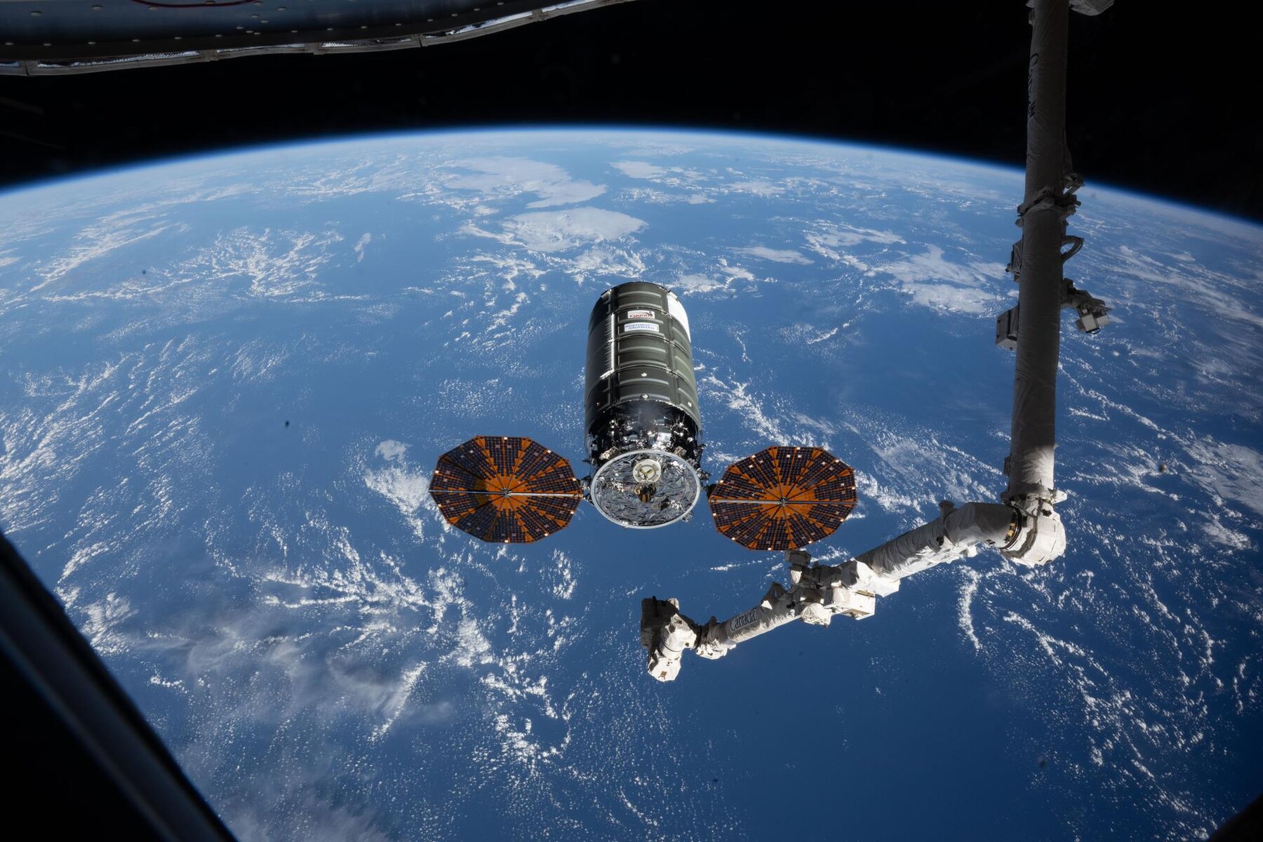 Le cargo Cygnus photographié depuis la station. Image d’archive reprise dans l’annonce NASA ; elle ne montre pas le départ prévu le 9 octobre.