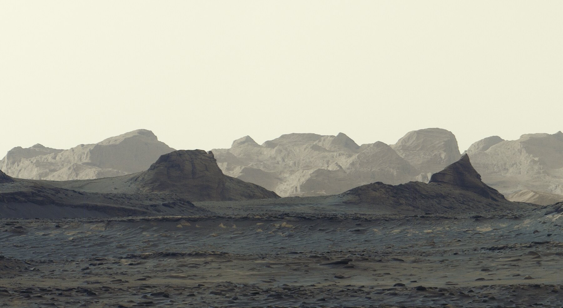 Panorama de Curiosity publié le 6 octobre 2026, composé de six images prises le 11 août. Les reliefs du mont Sharp sont visibles au loin.