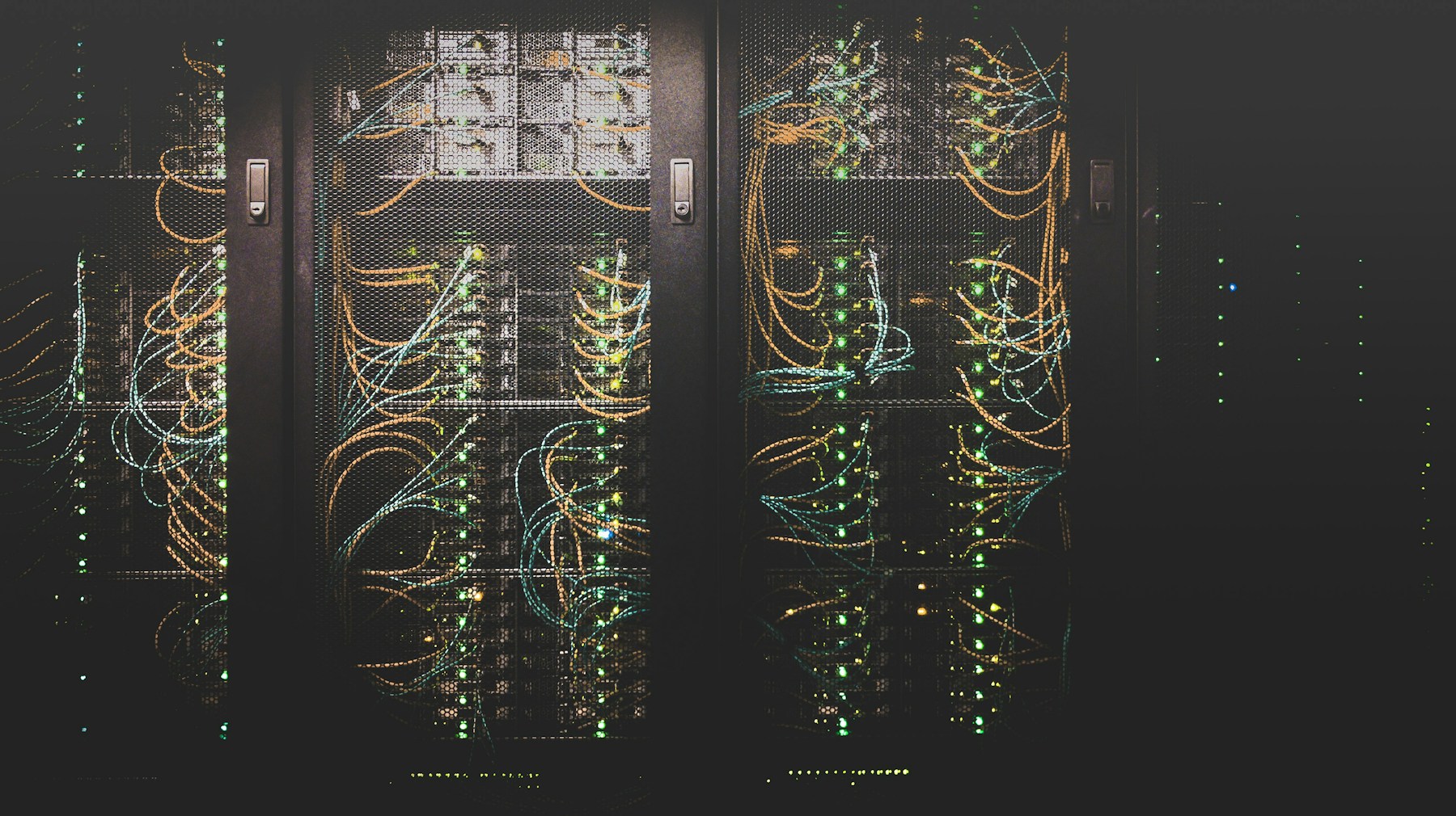 Des baies et câbles de serveurs
