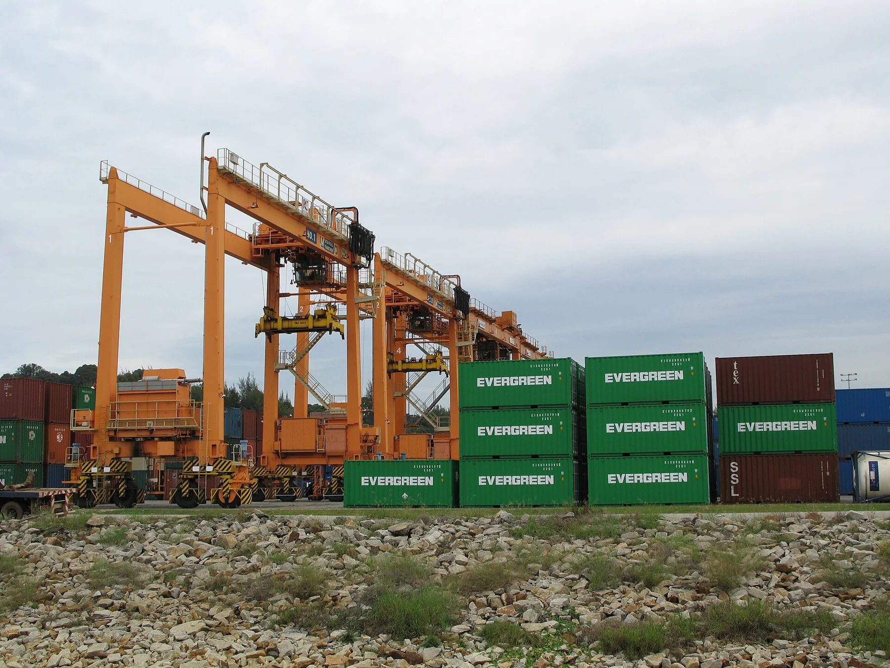 Manutention de conteneurs au port de Kuantan, en Malaisie, en novembre 2006. Photographie d’illustration.