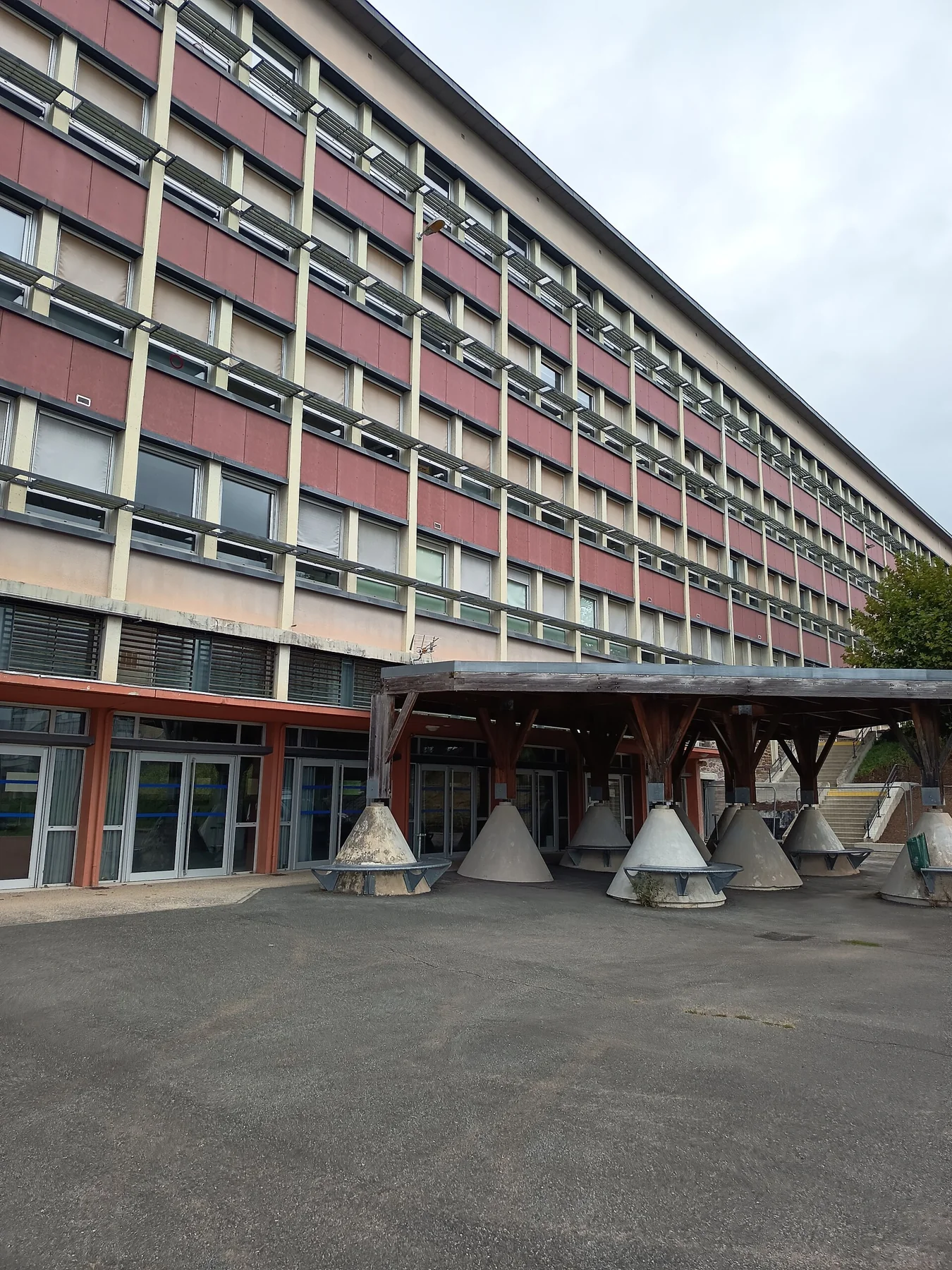 Un bâtiment du lycée Foch, photographié en septembre 2025. Photographie d’illustration.