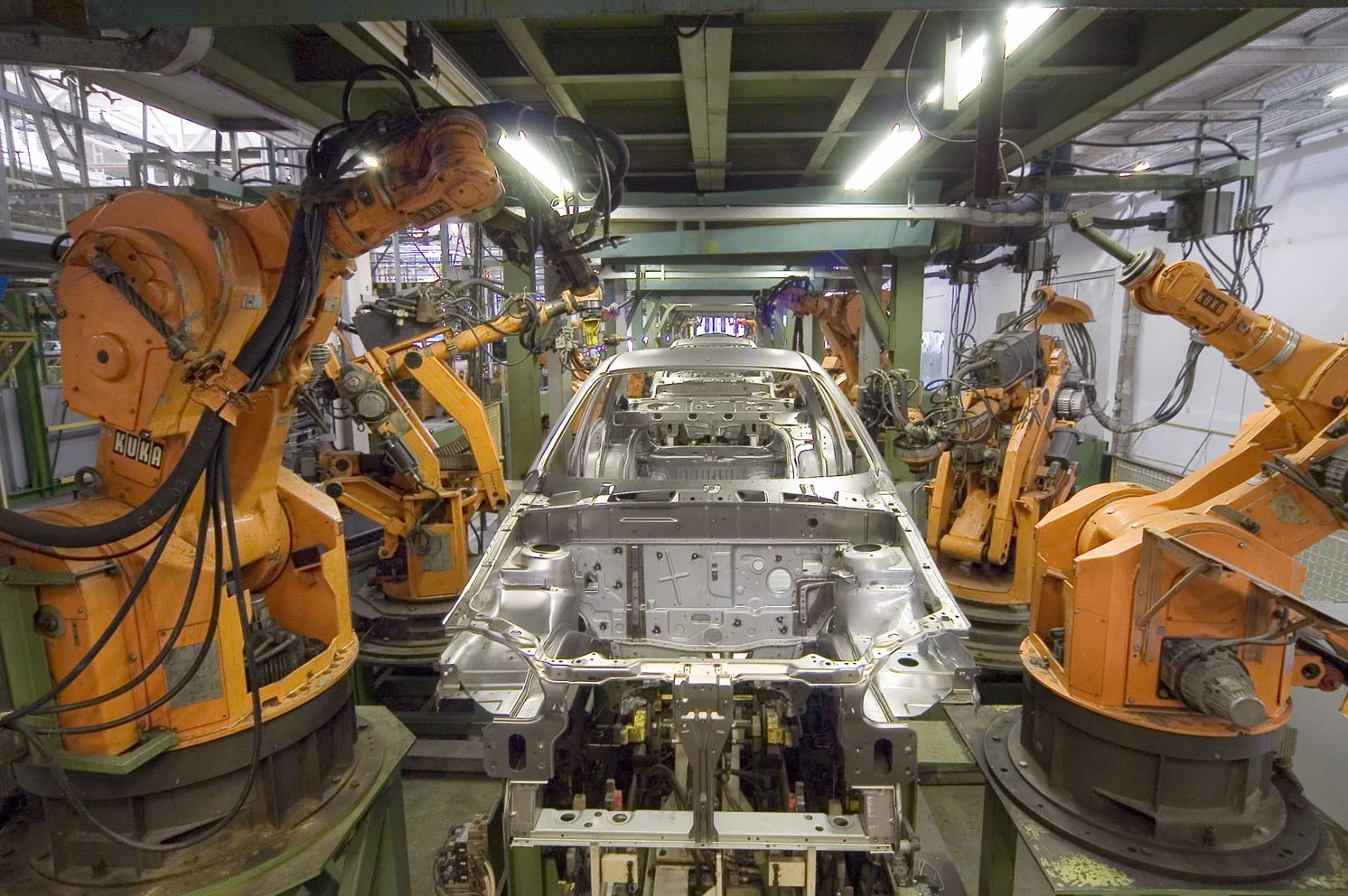 Des robots industriels KUKA de 1983, photographiés en juillet 2007. Illustration de l’automatisation, sans représenter un système d’IA cité dans l’article.