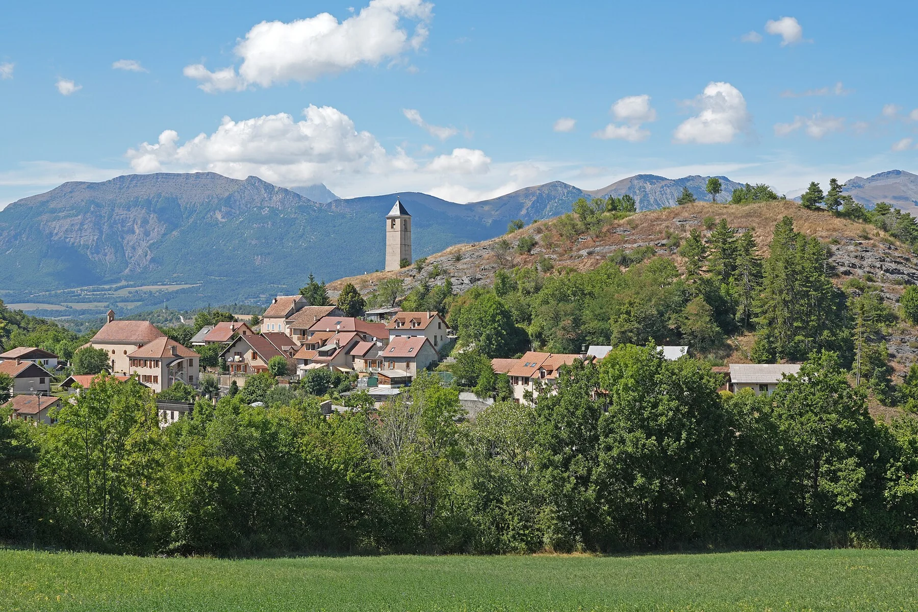 Le village de Rambaud, dans les Hautes-Alpes, photographié en août 2025. Photographie d’illustration.