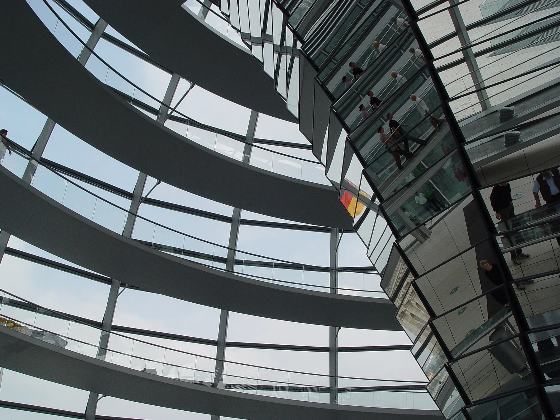 À l’intérieur de la coupole du Reichstag, à Berlin, en août 2003. Photographie d’illustration.