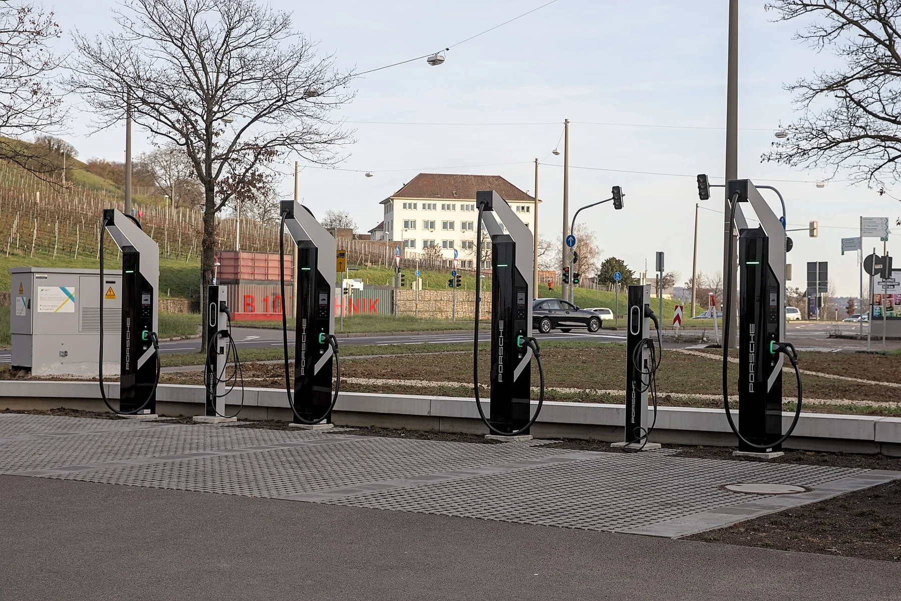 Une rangée de bornes de recharge pour véhicules électriques à Stuttgart.