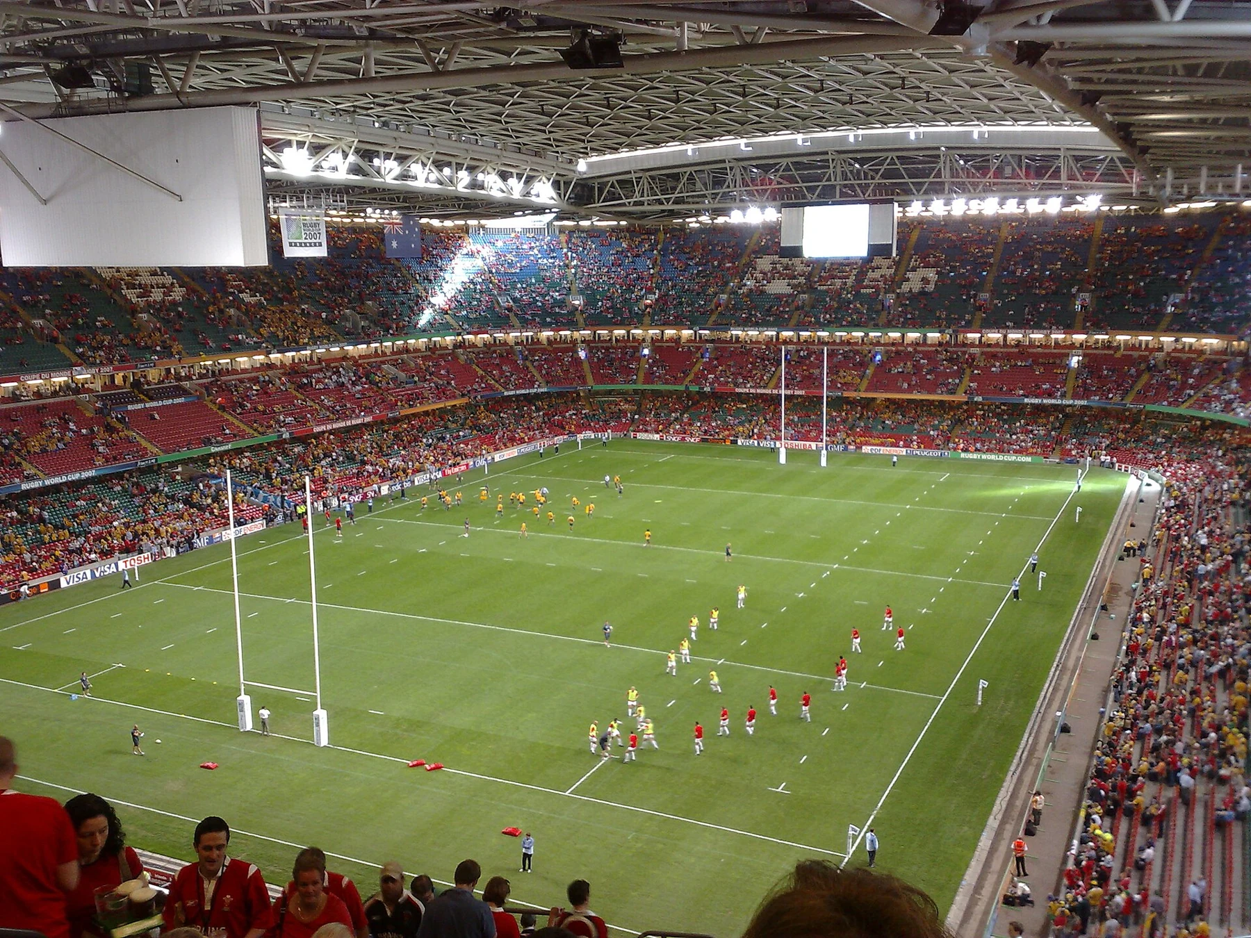 Tribunes, terrain de rugby et toit fermé du stade de Cardiff.