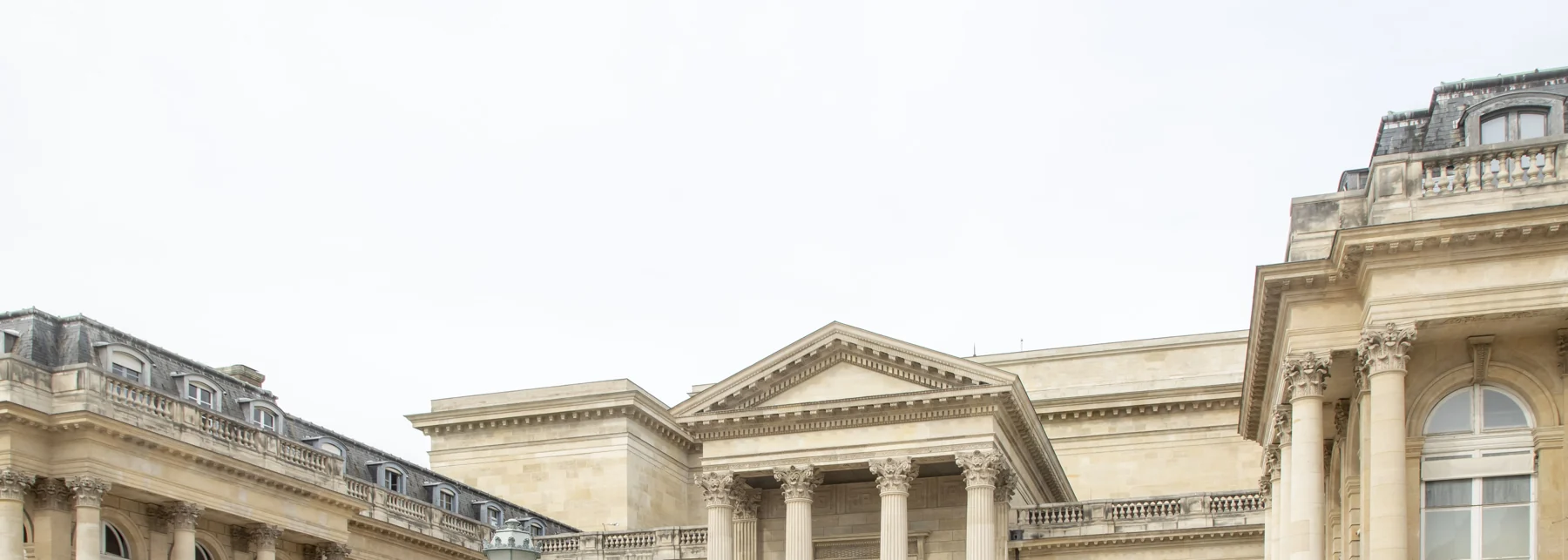 Colonnes et fenêtres de la façade historique du Palais Bourbon.