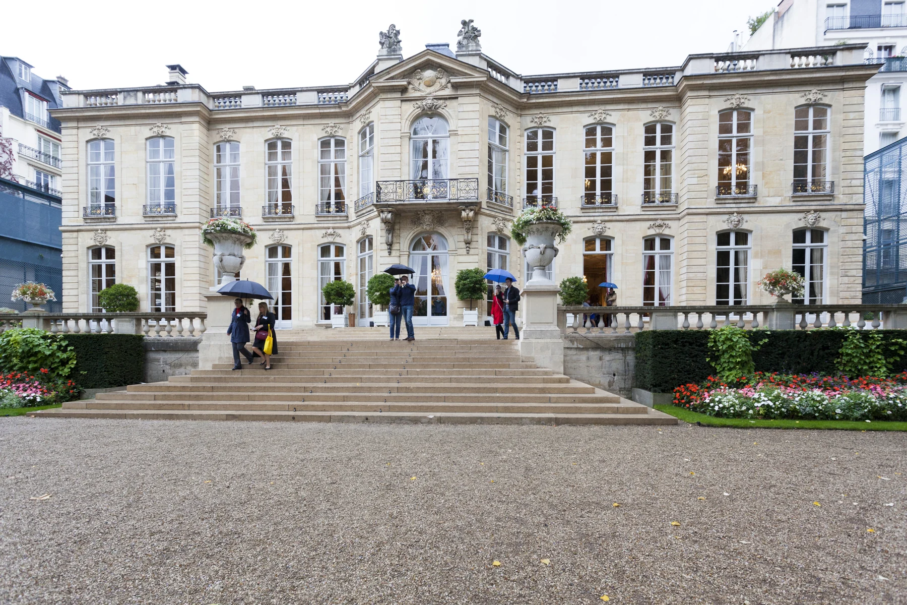 Façade de l’hôtel de Matignon et sa cour, à Paris.