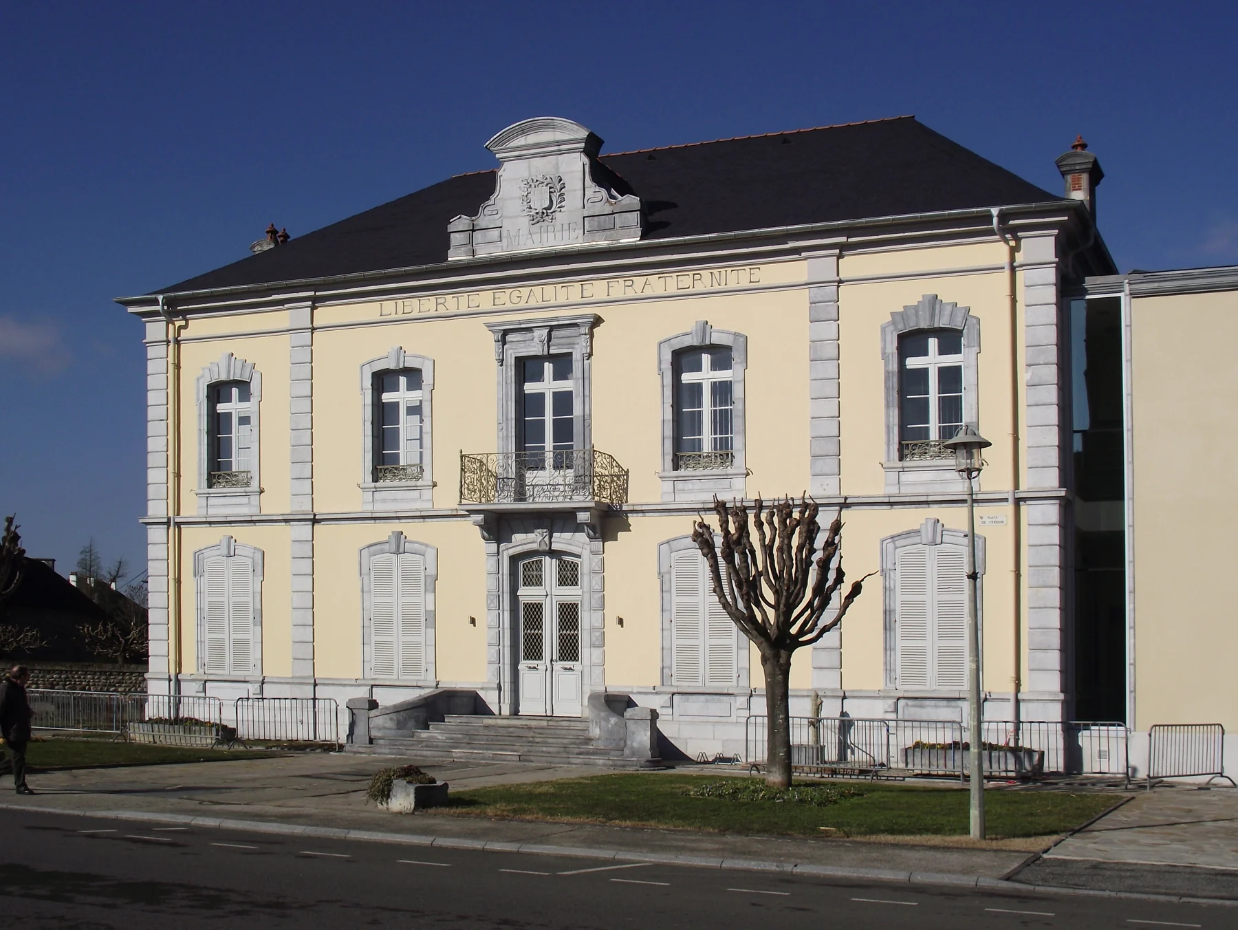 Bâtiment historique de la mairie d’Ibos.