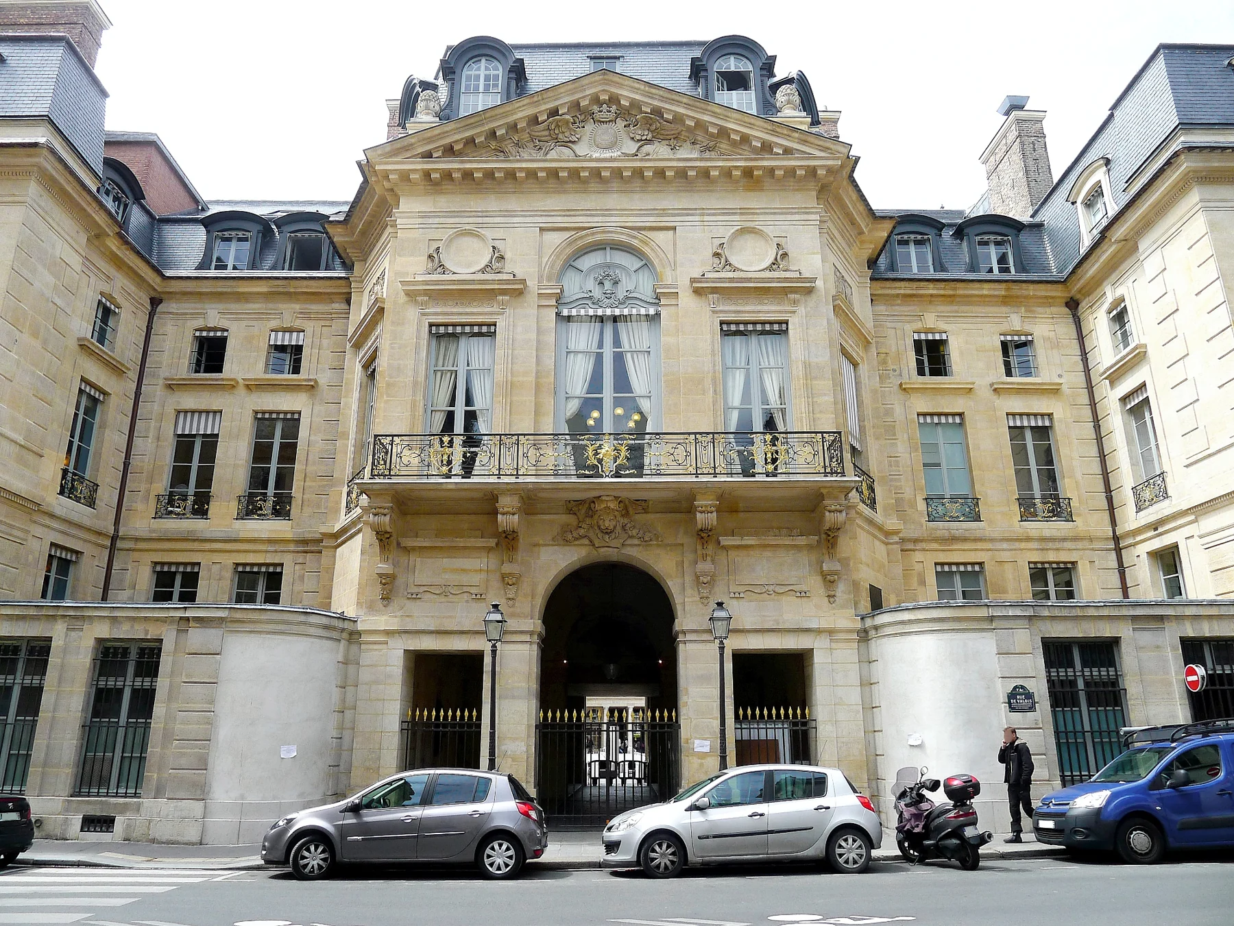 Façade du ministère de la Culture au 7 rue de Valois à Paris.