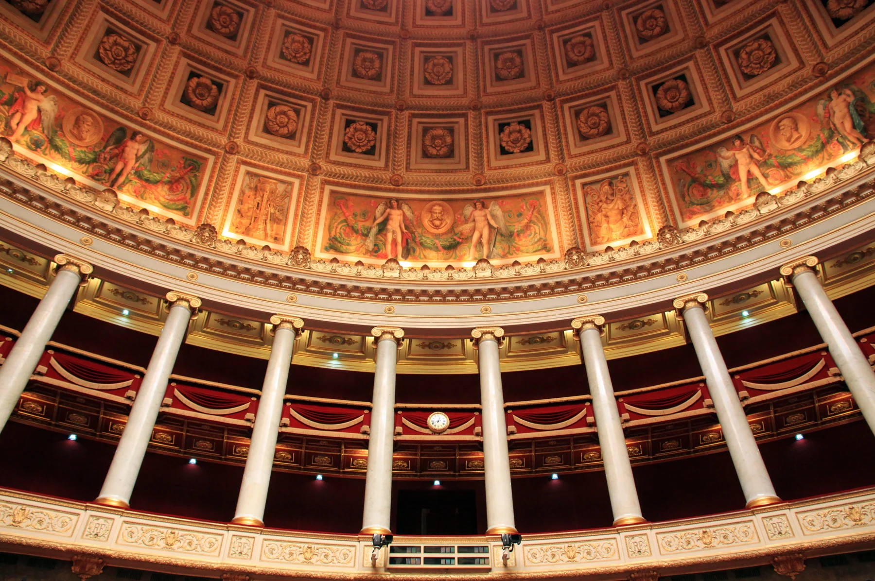 Architecture intérieure de l’hémicycle de l’Assemblée nationale à Paris.