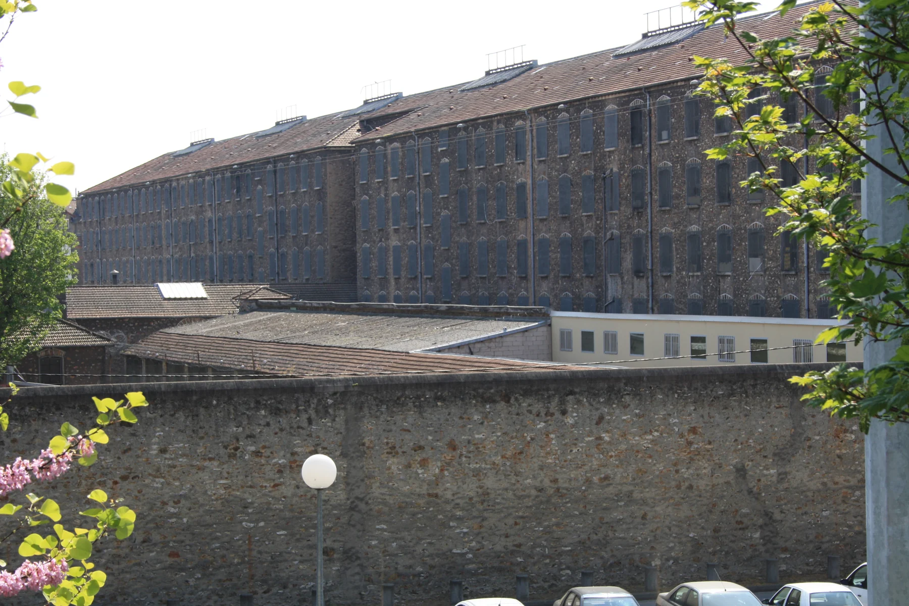 Bâtiments et mur d’enceinte de la prison de Fresnes.