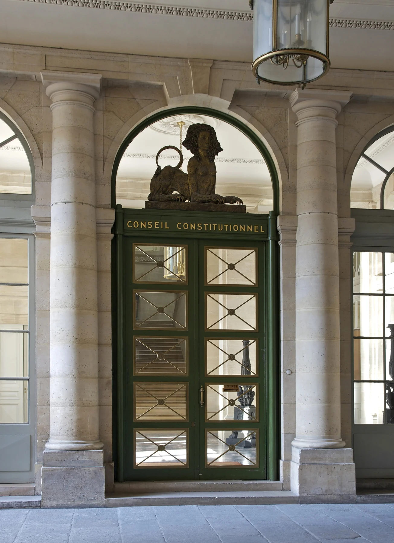 Porte du Conseil constitutionnel encadrée de colonnes au Palais-Royal.