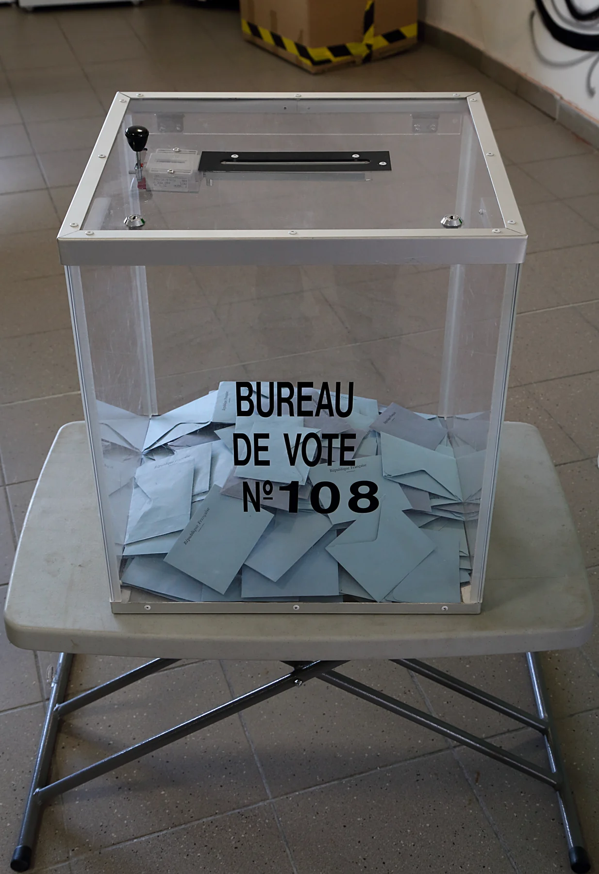 Urne transparente contenant des enveloppes électorales à Tourcoing.