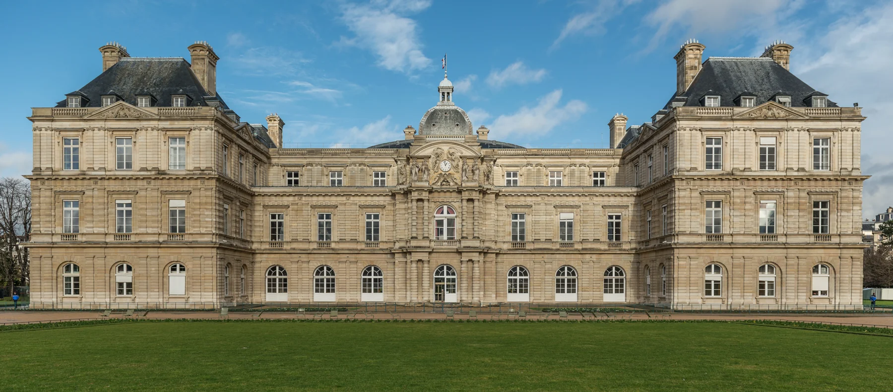 Façade du palais du Luxembourg vue depuis le jardin.