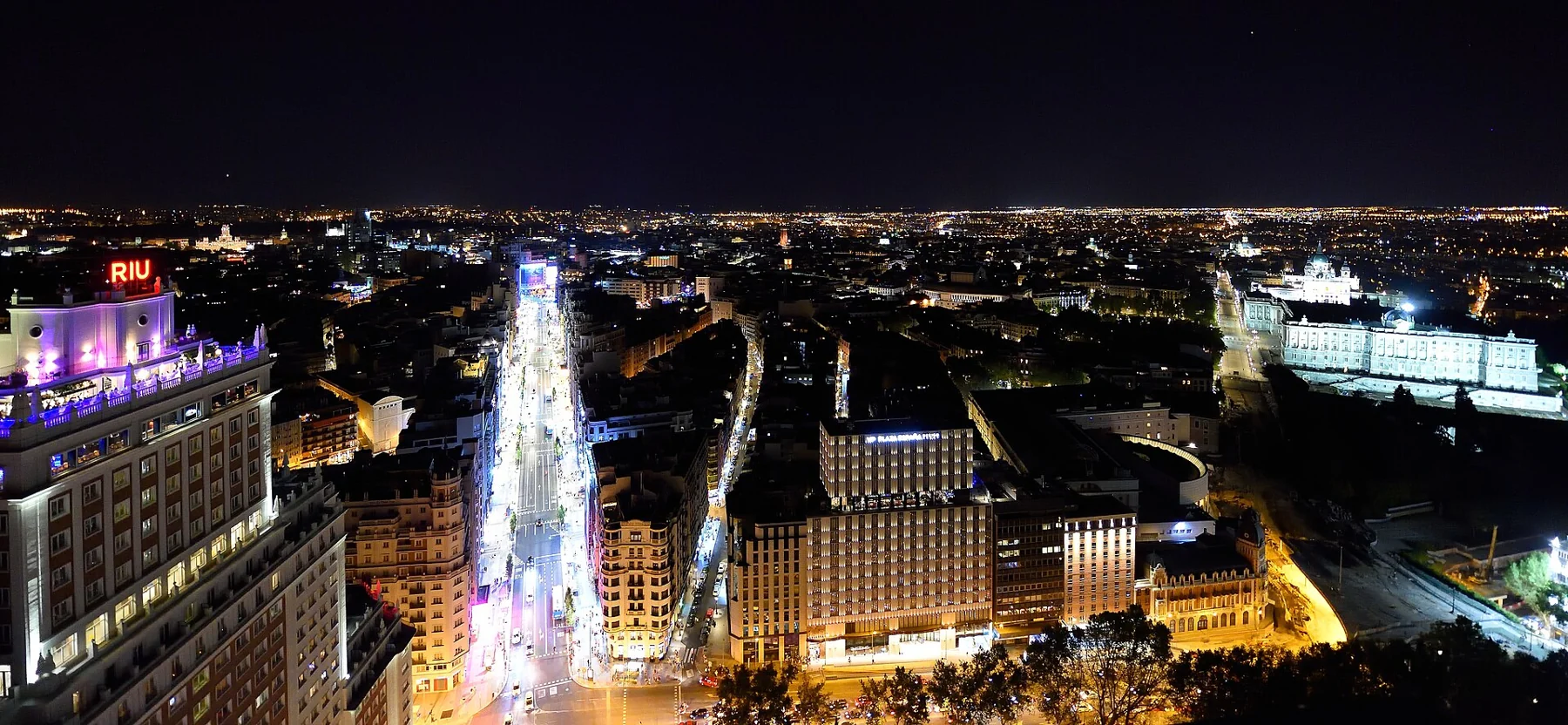 Panorama nocturne des immeubles et des avenues de Madrid.