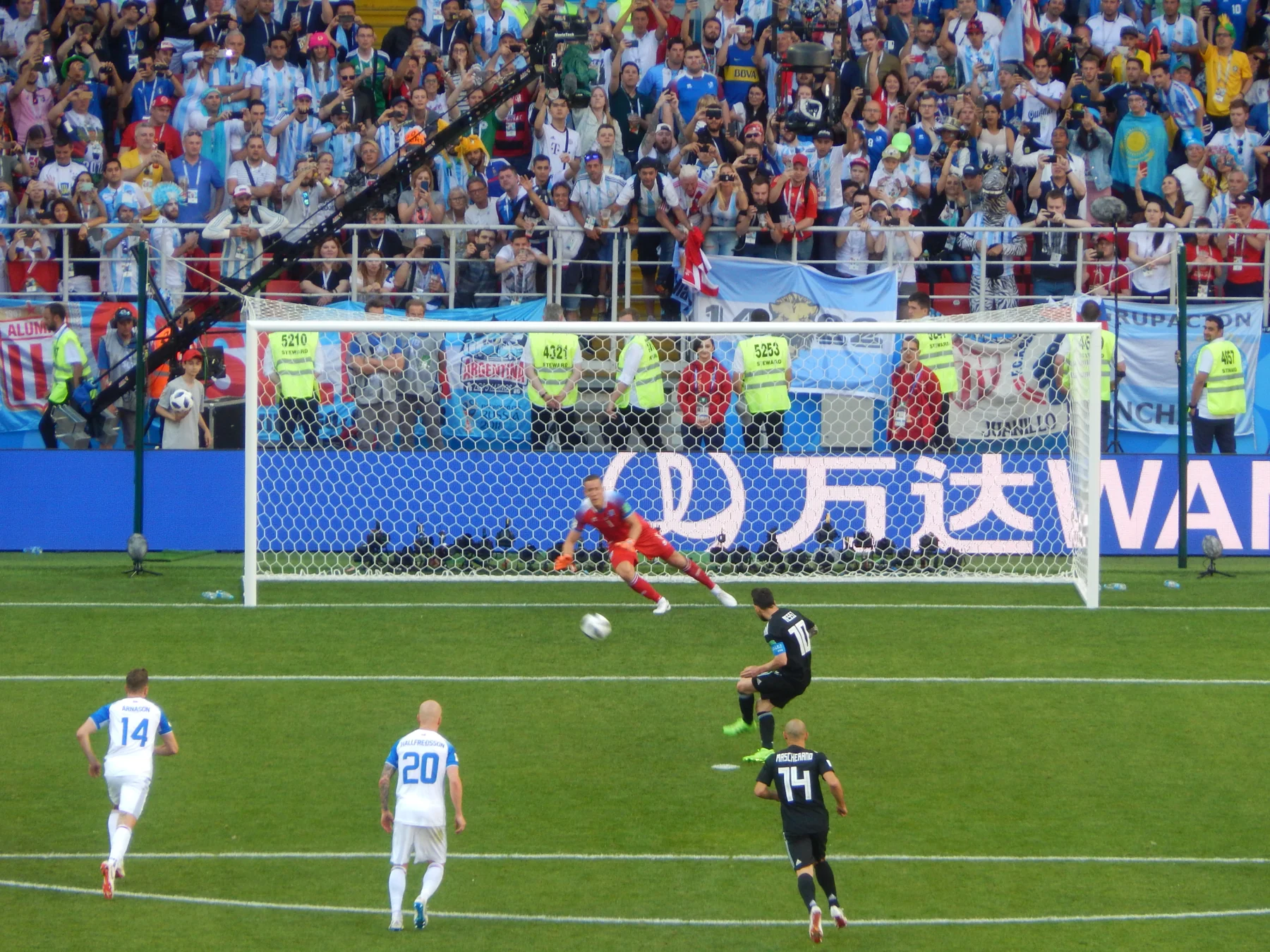 Messi frappe un penalty avec l’Argentine pendant le Mondial 2018, face au gardien islandais.