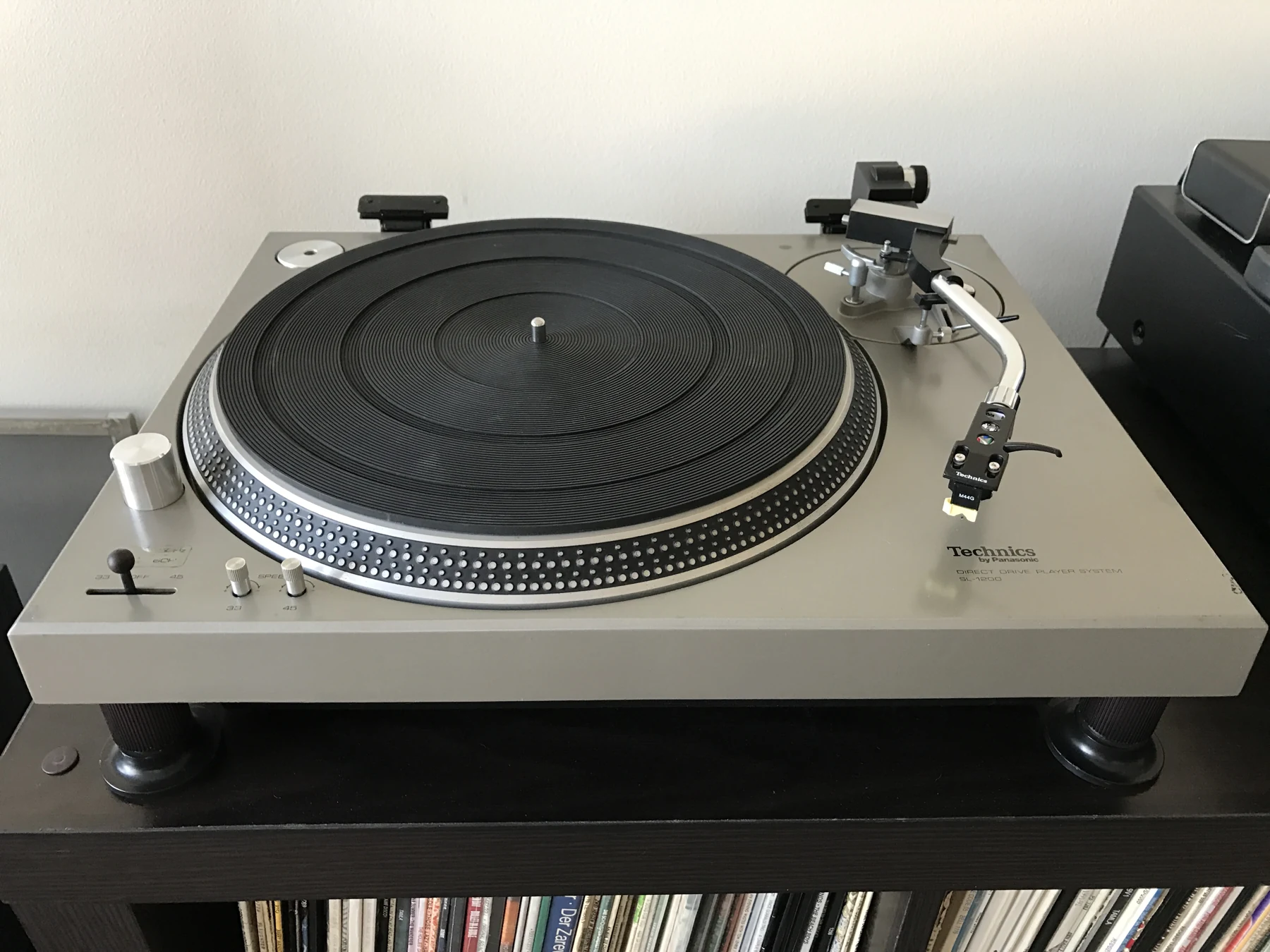 Platine vinyle Technics avec plateau vide et bras de lecture.