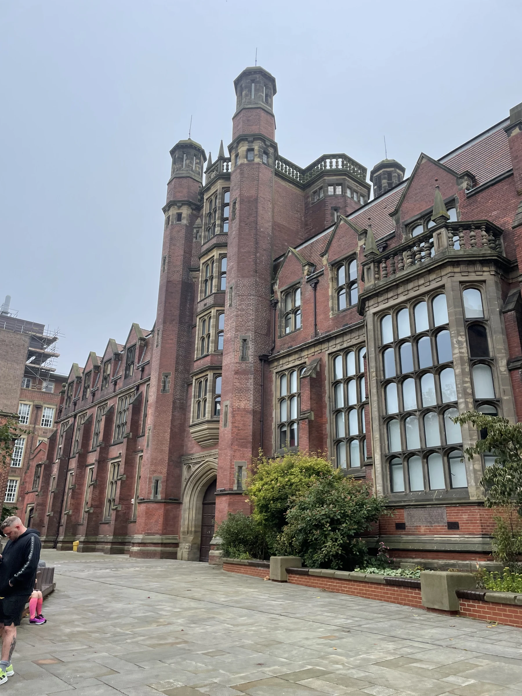 Façade en brique et tours du bâtiment Armstrong de l’université de Newcastle.