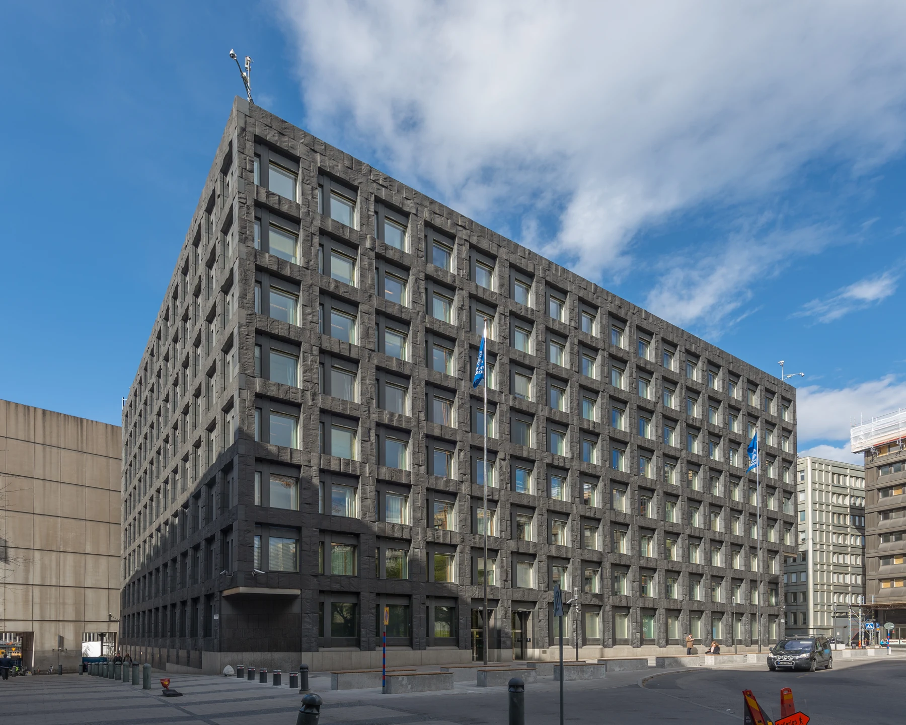 Façade de pierre sombre du siège de la Riksbank à Stockholm.