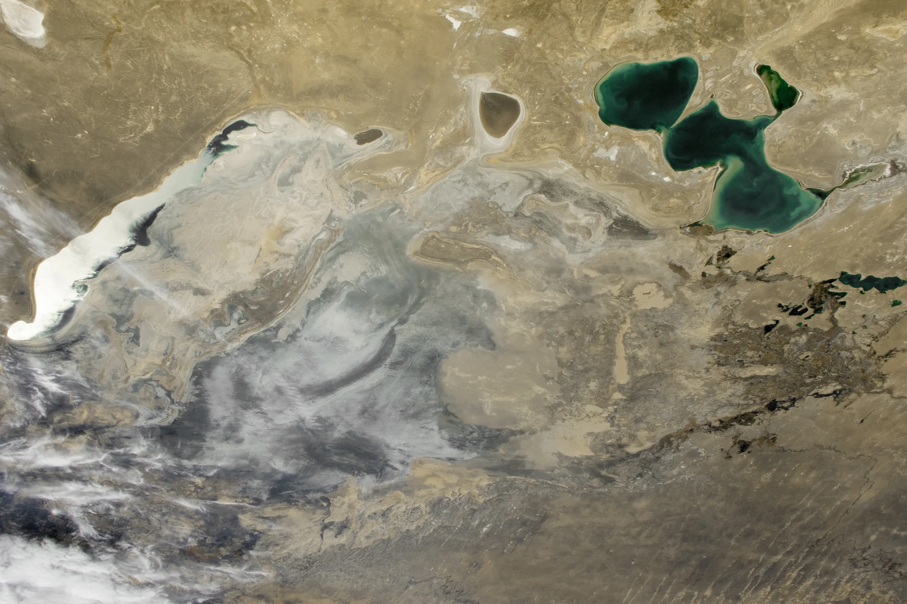 Des bassins bleus et des terres désertiques dans l’ancienne emprise de la mer d’Aral.
