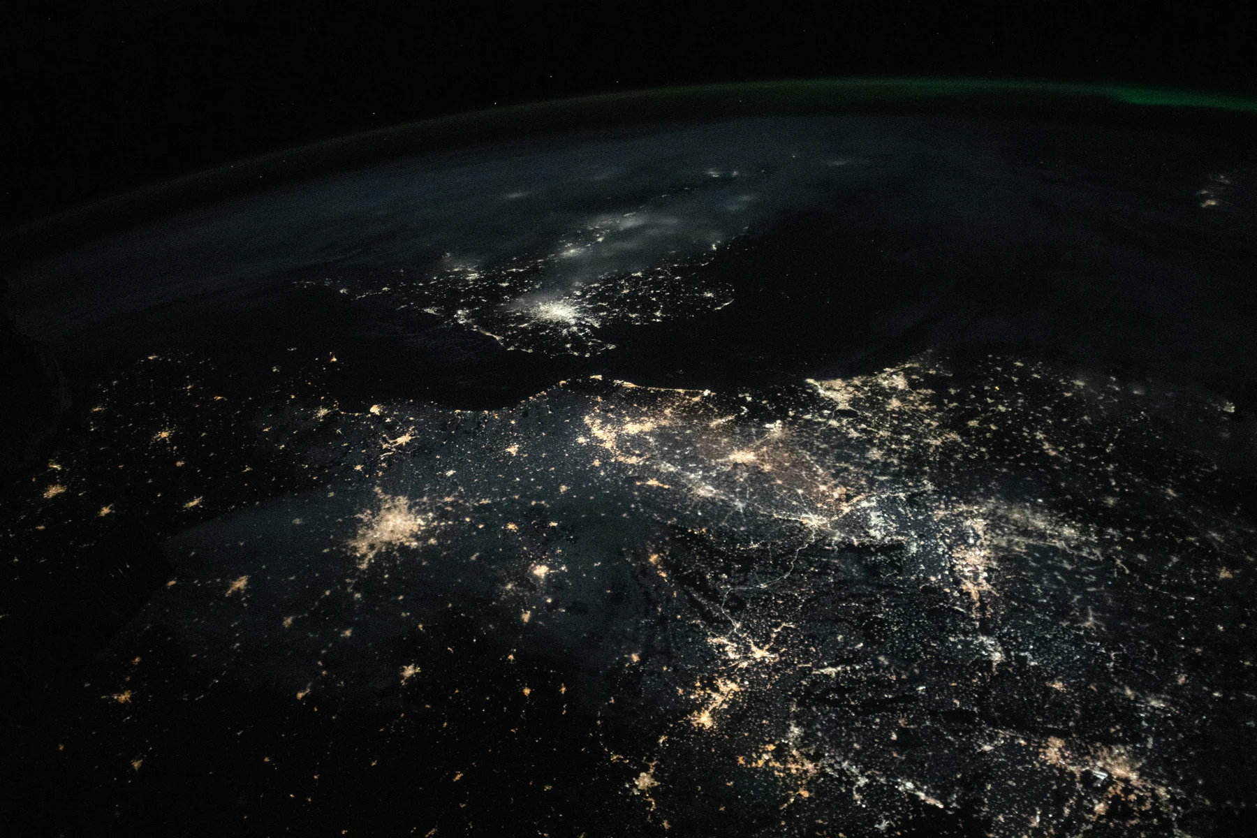 Les lumières des villes européennes sous l’horizon courbe de la Terre.