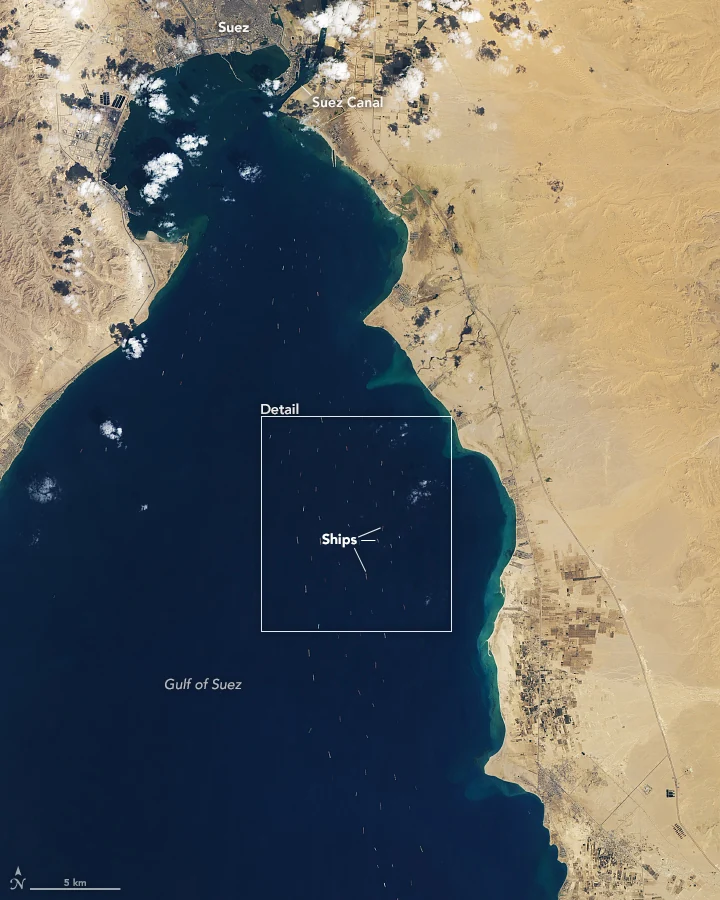 Des navires forment une file dans les eaux bleues du golfe de Suez.