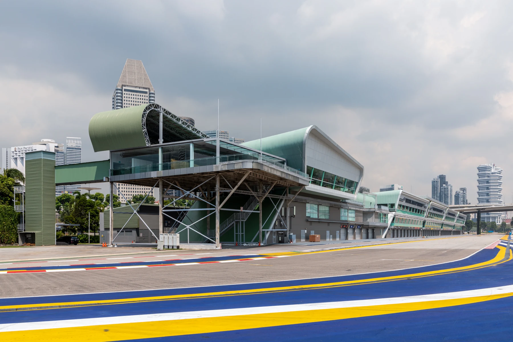 Bâtiment des stands et piste vide du circuit de Marina Bay à Singapour.
